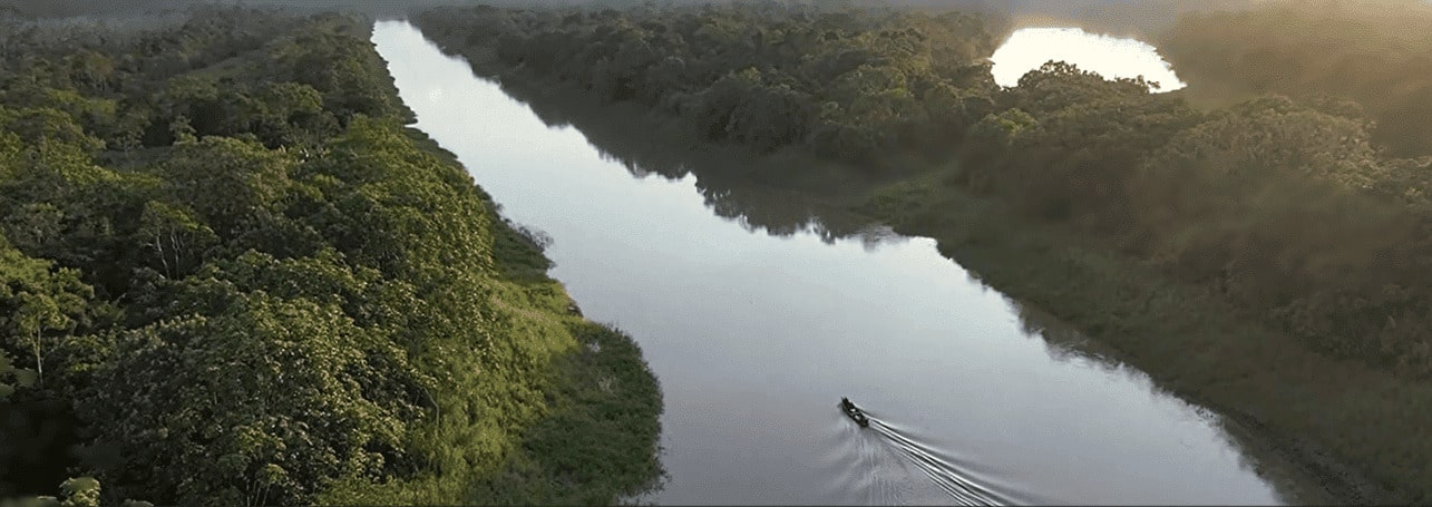 Bote por el río Amazonas camino al Centro Awkipuma desde Iquitos