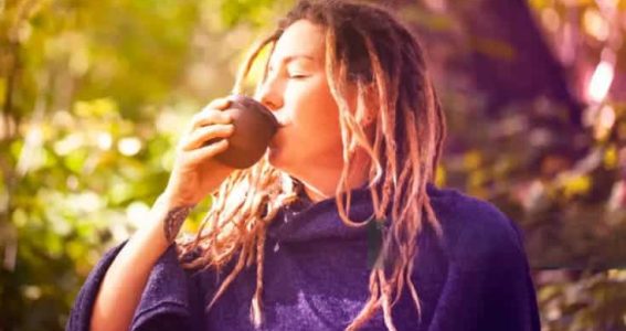 persona bebiendo ayahuasca bebida ayahuasca